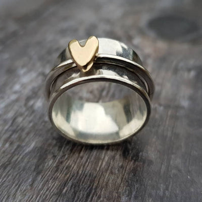 Silberner Ring mit goldenem Herzen