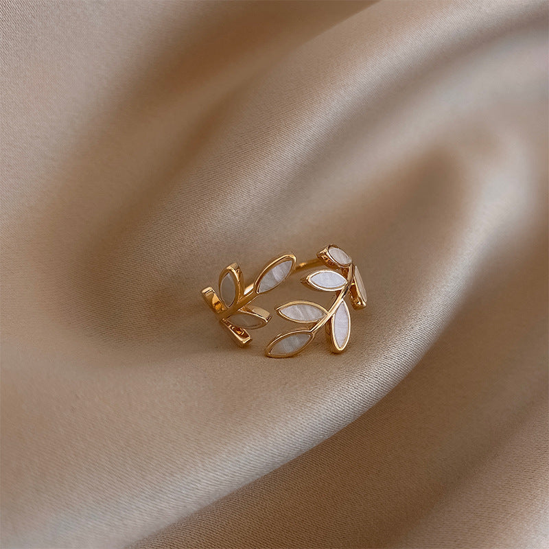Verstellbarer Goldring mit Blatt und Weißopalen