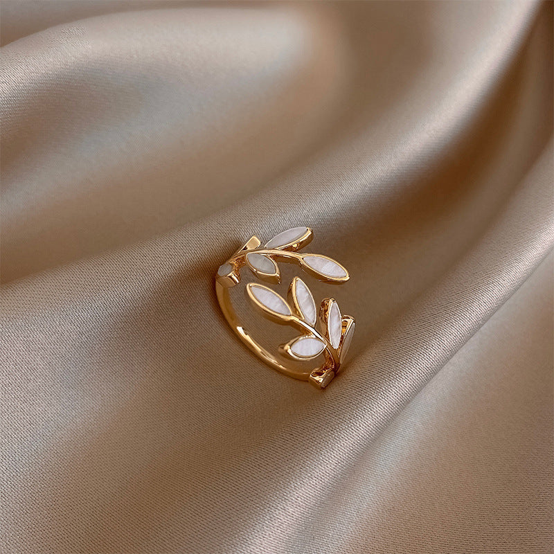 Verstellbarer Goldring mit Blatt und Weißopalen