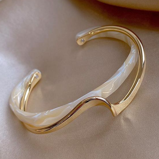 Elegante goldene Armbanduhr mit weißem Opal